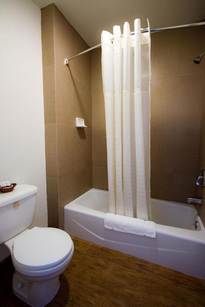 Queen Room with Two Queen Beds at West Coast Inn Santa Ana, photo 4